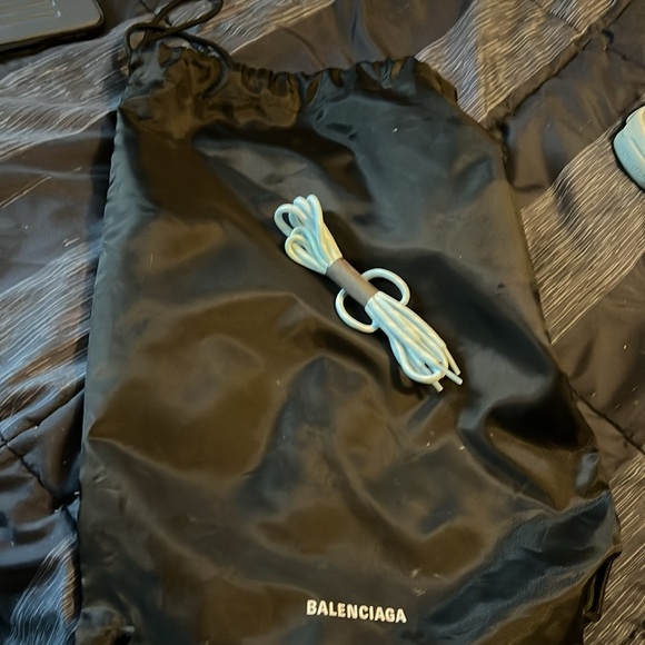 Balenciago’s 45 light blue size 12. Comes with extra shoe strings and dust bag - Picture 10 of 10